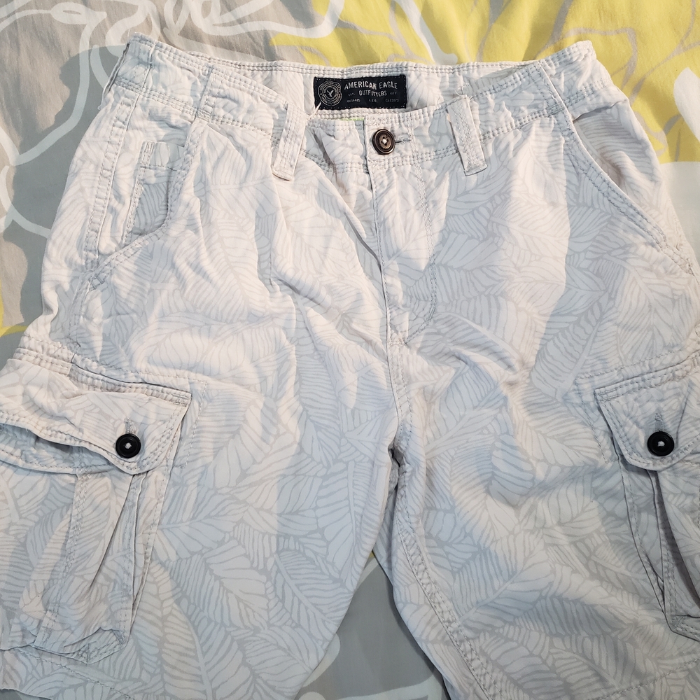 American Eagle Outfitters Men's Cargo Shorts - White